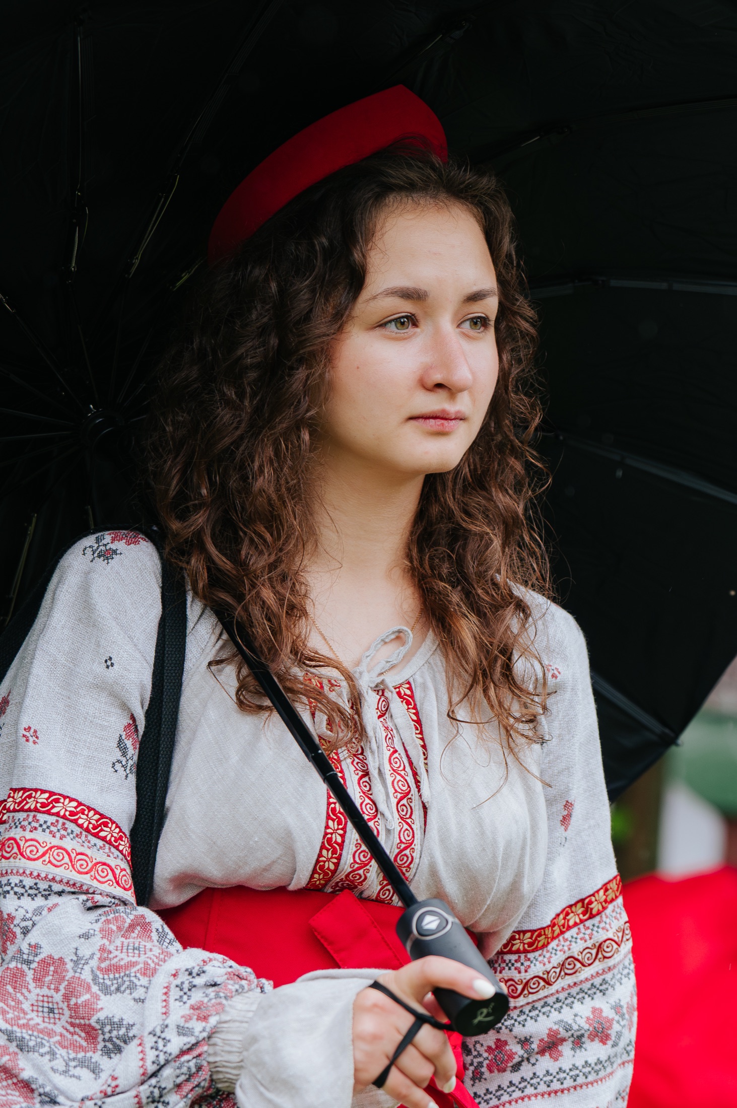 Гостья фестиваля в русском наряде